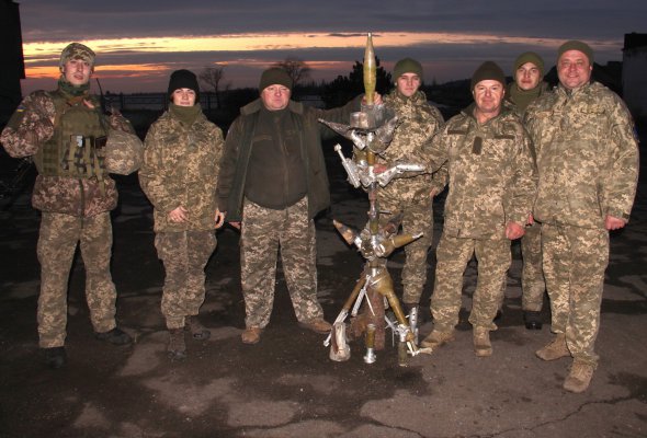 Украинские военные собрали из обломков российских снарядов двухметровую елку