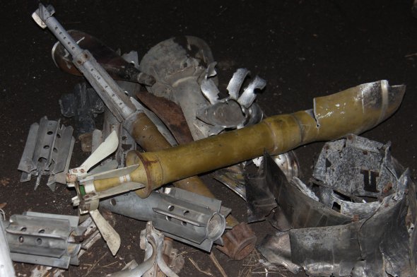Украинские военные собрали из обломков российских снарядов двухметровую елку