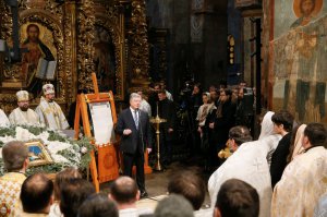 П’ятий президент України Петро Порошенко виступає у Софійському соборі в Києві 7 січня. Того дня у храмі виставили томос — документ, що засвідчує незалежність Православної церкви України. Отримала від Вселенського патріарха Варфоломія