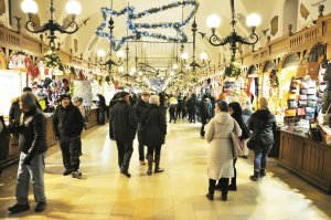 Різдвяний ярмарок  у польському Кракові проходить в центрі міста на Ринковій площі. Тут можна скуштувати місцевих страв, придбати ювелірні вироби  та сувеніри