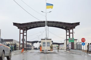 Автомобіль заїжджає на контрольно-пропускний пункт ”Каланчак” на адміністративній межі із окупованим ­Кримом. Прикордонний переїзд відремонтували восени