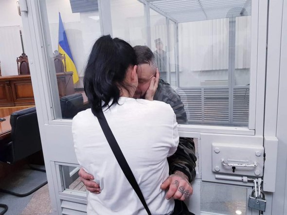 Військовий та музикант Андрій Антоненко Riffmaster через віконце обіймає свою дружину