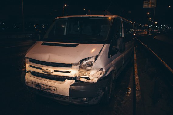 В микроавтобус Ford Transit во время движения врезался деформационный шов из конструкции Северного моста