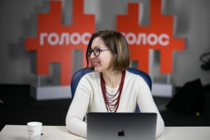 Інна Совсун на фоні партійної символіки