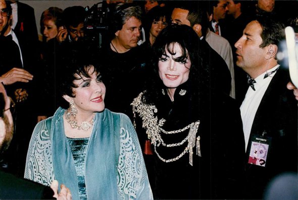 Майкл Джексона на праздновании дня рождения Элизабет Тейлор в 1997 году