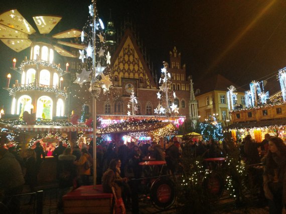 На різдвяні та новорічні свята до Вроцлава з'їхалися тисячі туристів. На площі Ринок в центрі міста розгорнули різдвяний ярмарок