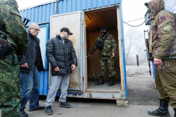 Боевики ЛДНР сопровождают украинских заложников к месту обмена, 29 декабря 2019 года