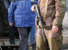 Боевики ЛДНР сопровождают украинских заложников к месту обмена, 29 декабря 2019 года