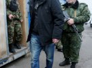 Бойовики так званих ЛДНР супроводжують українських заручників до місця обміну, 29 грудня 2019 року