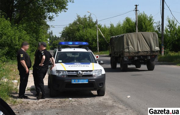 Старший сержант Віталій родом із Донецька. Все життя прожив на Донбасі. Працював в ДАІ Донецька. Після окупації міста виїхав на підконтрольну територію, де пройшов переатестацію. Живе у підвалі під Авдіївським відділом поліції, поки шукає житло. Має дочку. Син служить в поліції Маріуполя. 1 липня 2019 року потрапив під обстріл, коли з напарником був у патрулі в селищі Верхньоторецькому Ясинуватського району Донеччини. Російські найманці обстріляли поліцейських мінометами 82-го калібру. Тоді пораненим вивів автомобіль з-під обстрілу - врятував життя собі та побратиму. За це отримав подяку від керівництва поліції Донеччини. Після лікування у шпиталі знову вийшов на службу