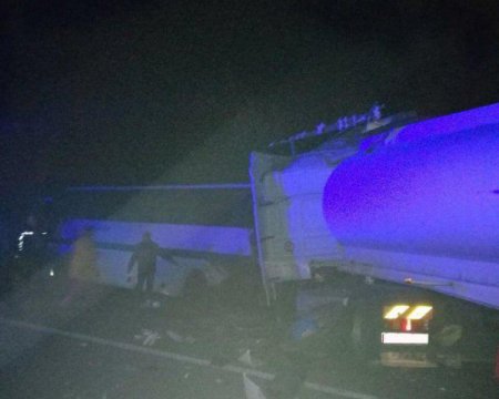 На Житомирщине грузовик с автоцистерной протаранил экскурсионный автобус Житомир - Яремче. Девять человек погибли