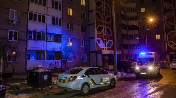 У Києві   28-річна жінка  випала із балкону власної квартири на 13-му поверсі, коли вішала білизну