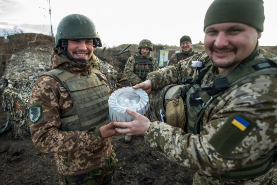 Бойцы на передовой отметили Новый год