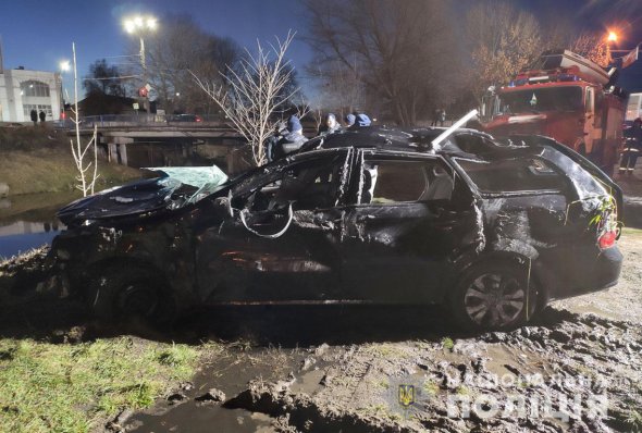 Водій  легковика зніс пішохідну огорожу,  впав у річку Остер  і потонув