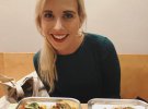 29-летняя британка Люси Джонсон популяризирует веганство необычным способом. Жареный картофель, фасоль в томате, хлеб и пицца - все блюда диетические и вкусные