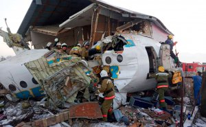 Рятувальники розбирають уламки літака ”Фоккер-100”. Авіакатастрофа сталася неподалік аеропорту казахської Алмати 27 грудня 2019-го