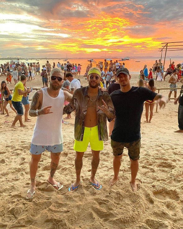 Лидер сборной Бразилии Неймар на пляже с друзьями