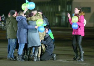 Родичі обіймають звільненого з полону спецпризначенця Сергія Глондаря в аеропорту ”Бориспіль” 29 грудня. Бойовики утримували бійця в підвалах 1808 днів