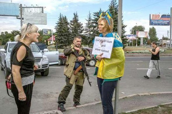 Ірину Довгань, загорнуту в державний прапор України, катували в центрі окупованого Донецька.