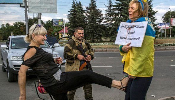 Ірину Довгань, загорнуту в державний прапор України, катували в центрі окупованого Донецька.