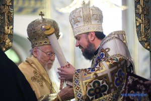 Вселенський патріарх Варфоломій передає томос митрополиту Київському і всієї України Епіфанію. Фото: Укрінформ