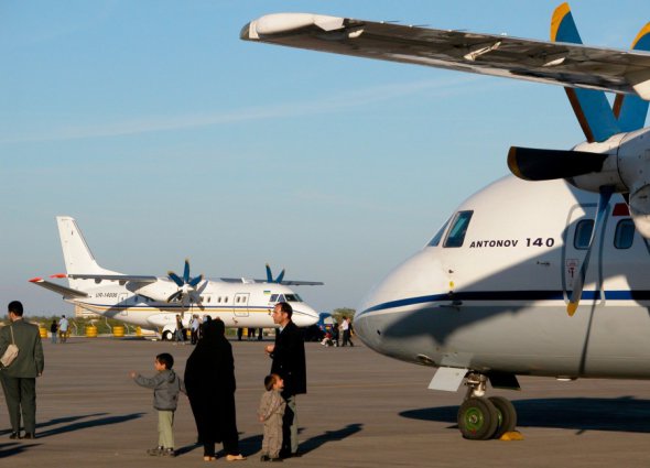 Самолеты Ан-140 украинской и иранской сборки на выставке Iran Kish Air Show 2002 (октябрь 2002, остров Киш, Иран)