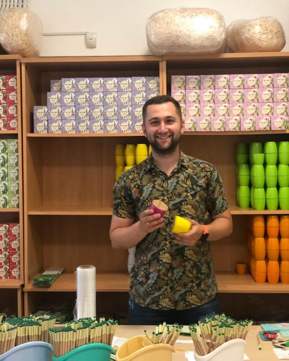 Артем Сілко з дружиною продає канцелярію, яка росте після використання