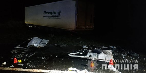На автодороге Львов - Шегини микроавтобус Volkswagen врезался в грузовик Mercedes. Погибли три человека