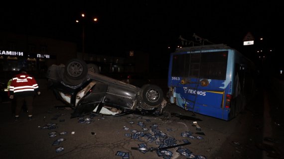 У Києві  зіткнулися два автомобілі і тролейбус