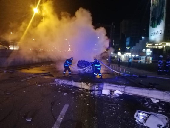 В Киеве легковушка влетела в столб и загорелась. Водитель погиб, 4 пассажира получили травмы