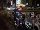 В Киеве легковушка влетела в столб и загорелась. Водитель погиб, 4 пассажира получили травмы