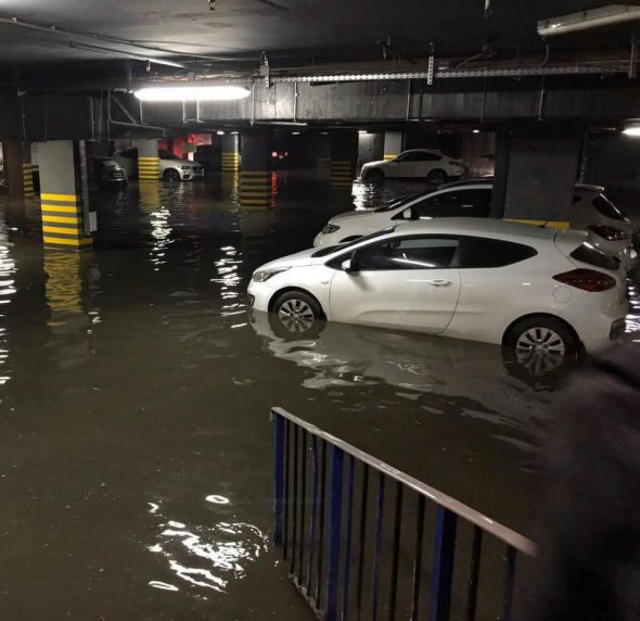 В ТРЦ Ocean Plaza на парковке затопило несколько машин