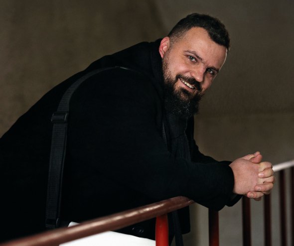 Пилип ІЛЛЄНКО,42 роки, актор, продюсер, політик. Народився 30 вересня 1977 року в Києві, в сім'ї режисера Юрія Іллєнка й актриси Людмили Єфименко. Закінчив Інститут міжнародних відносин Київського національного університету імені Тараса Шевченка. Магістр міжнародного права, перекладач з англійської мови. За фахом працював із 1999-го в департаменті міжнародного права Міністерства юстиції. Потім – в управлінні апарату Верховної Ради, юрисконсультом у телекомунікаційній компанії ”Утел”. Був директором юридичної фірми ”Іллєнко та Сизов”, кінокомпанії ”Іллєнко Фільм”. До 2014-го – продюсер фестивалю студентського кіно ”Відкрита ніч”. Продюсував історичні фільми ”Молитва за гетьмана Мазепу. Нова версія” режисера Юрія Іллєнка 2010 року і ”Толока” Михайла Іллєнка, що вийде цьогоріч. У 2010–2014 роках депутат міської ради міста Українка Обухівського району Київської області. 2014–2019-го – голова Державного агентства України з питань кіно. За час його каденції створили 173 фільми, з них 67 – ігрові повнометражні. 2013‑го в кінотеатрах крутили 12 українських стрічок, торік – 35. Касові збори українських картин збільшились із 17 млн грн за 2014-й до 198 млн грн за 2018 рік. Зіграв понад 10 ролей у кіно. Зокрема, у стрічках ”Лісова пісня. Мавка”, ”Легенда про княгиню Ольгу”, ”Солом’яні дзвони”, ”Лебедине озеро. Зона”, ”Молитва за гетьмана Мазепу”. Живе в Києві. Дружина – 34-річна Євгенія Іллєнко. Мають двох синів – 11-річного Георгія та Святослава, 9 років. Молодший брат 32-річний Андрій Іллєнко – заступник голови Всеукраїнського об'єднання ”Свобода”