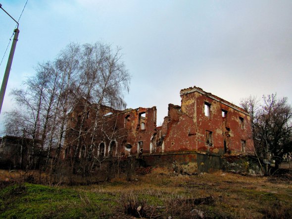 Будинок у Слов’янську Донецької області був зруйнований обстрілами навесні 2014 року. Раніше тут працювали дитячий садок і магазин
