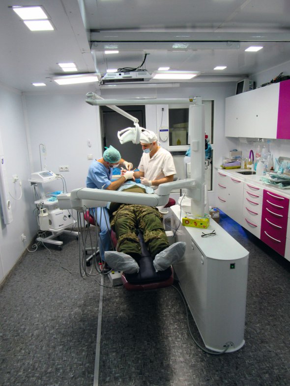 У волонтерському центрі ”Тризуб Дентал” в селі Карлівка за 15 кілометрів від Донецька стоматологи безкоштовно лікують військових і місцевих жителів. За п’ять років надали допомогу понад 35 тисячам бійців