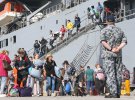 Эвакуированные из Маллакуты прибывают на военном корабле в порт Гастингс, штат Виктория, Австралия, 4 января 2020 года. Фото: REUTERS