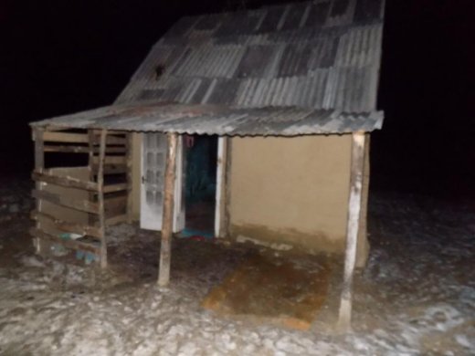 Семья проживает в здании без удобств, расположенном в поле