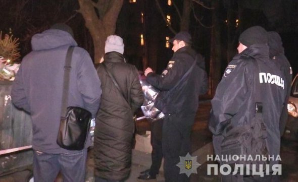 У сміттєвому баку   у Києві чоловік знайшов  тіло дівчинки