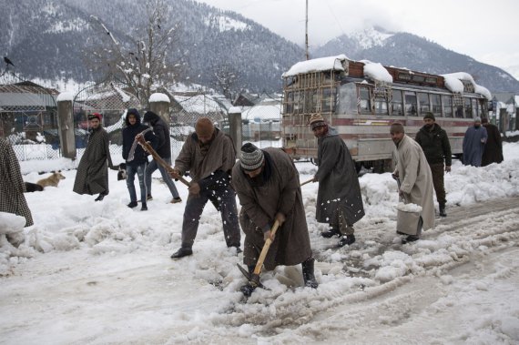 Афганистан и Пакистан засыпает снегом