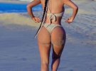 Бесстыдная Ким Кардашян показала пышные ягодицы на пляже в бикини без фотошопа