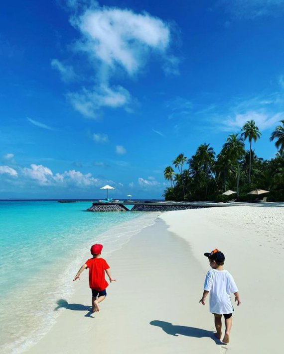 Супруги Монатик показали детей со спины на фоне мальдивских пейзажей, которыми любуются вместе