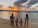 Супруги Монатик показали детей со спины на фоне мальдивских пейзажей, которыми любуются вместе