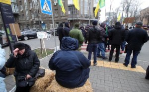 Люди в Києві вийшли 14 січня на акцію проти відкриття ринку землі в Україні. Перекрили одну зі столичних вулиць. Також пікетували будівлі Верховної Ради й Конституційного суду. Акцію називають безстроковою