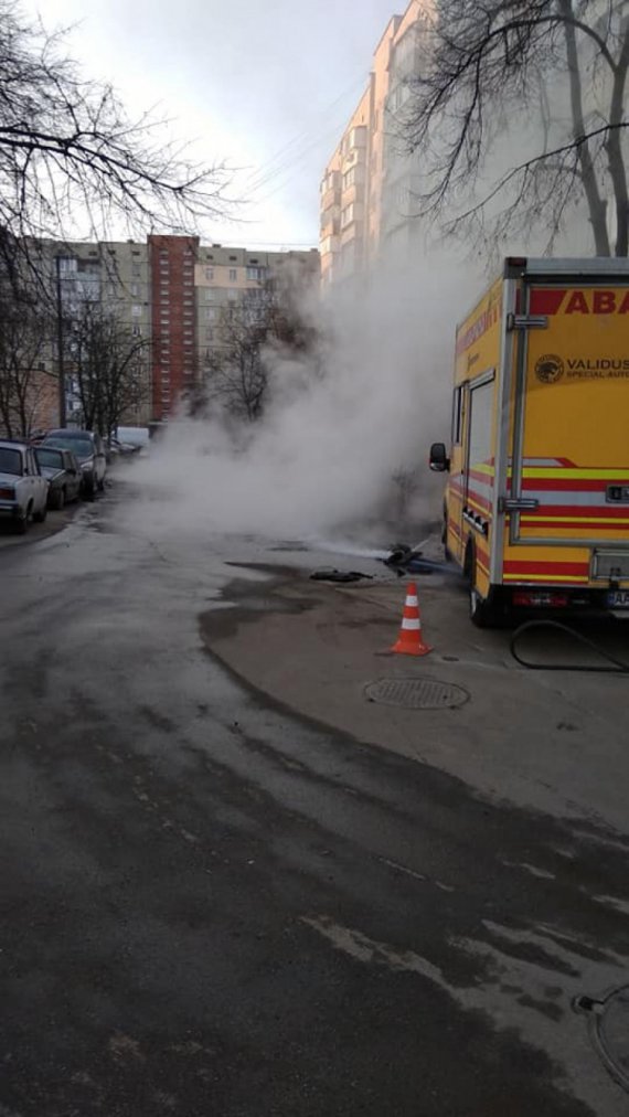 В Киеве на улице Светлицкого прорвало трубу