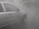 В Киеве на улице Светлицкого прорвало трубу