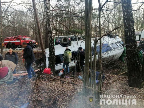 На Рівненщині зіштовхнулися BMW 730 та маршрутка з пасажирами. Семеро постраждалих