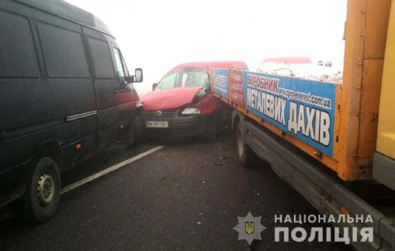 На Ровенщине столкнулись 7 автомобилей. Двое травмированных