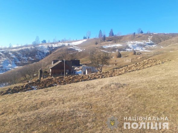 На Закараптті  у власному будинку знайшли вбитими 42-річного чоловіка  та його 49-річну співмешканку