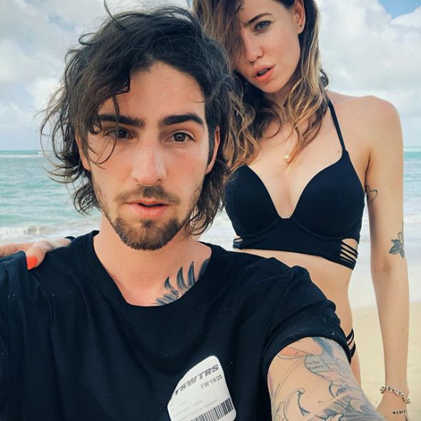 Надя і Володимир розмістили на своїх сторінках у фотоблогах зворушливі фото, на яких обіймаються, цілуються та гарно проводять час