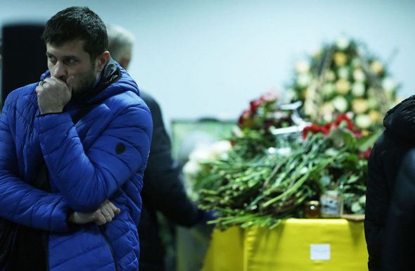 Родственники, друзья и коллеги несли цветы к гробам погибшего экипажа и пассажиров рейса Тегеран-Киев в терминале В аэропорта в Борисполе.